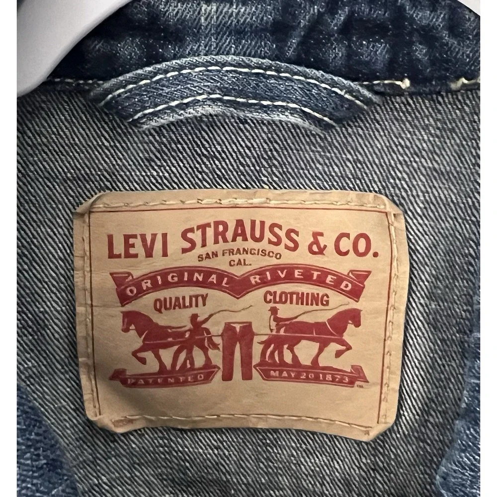 Levis Destroyed Distressed Thrashed Denim Trucker Jacket Mens Sz XL Blue Pockets